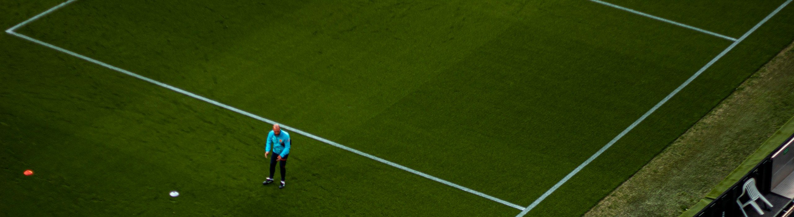 Portero solo en el área de un campo de fútbol